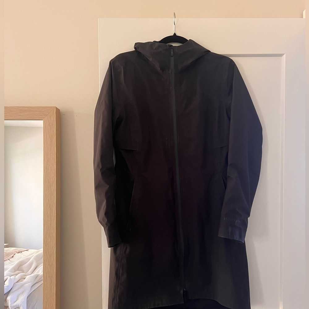 lululemon rain rebel - size 6 - black